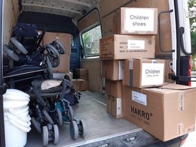 Kartons mit Hilfsgütern im Transporter